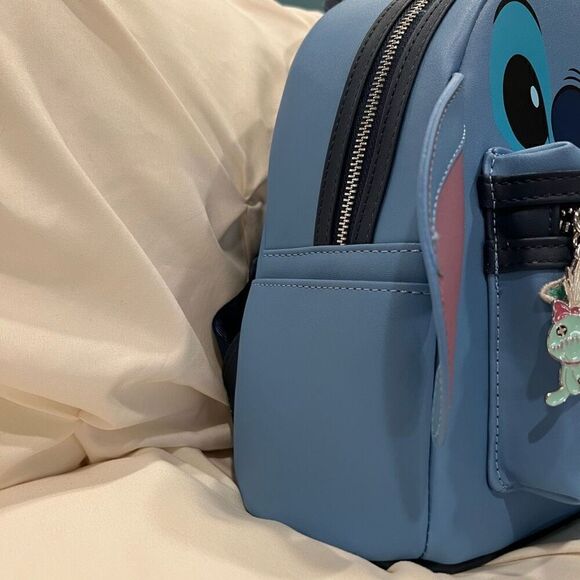 🎄 SALE! Loungefly X Disney Lilo & Stitch Mini Backpack with Lei Scrump Charm NWT - Picture 4 of 8